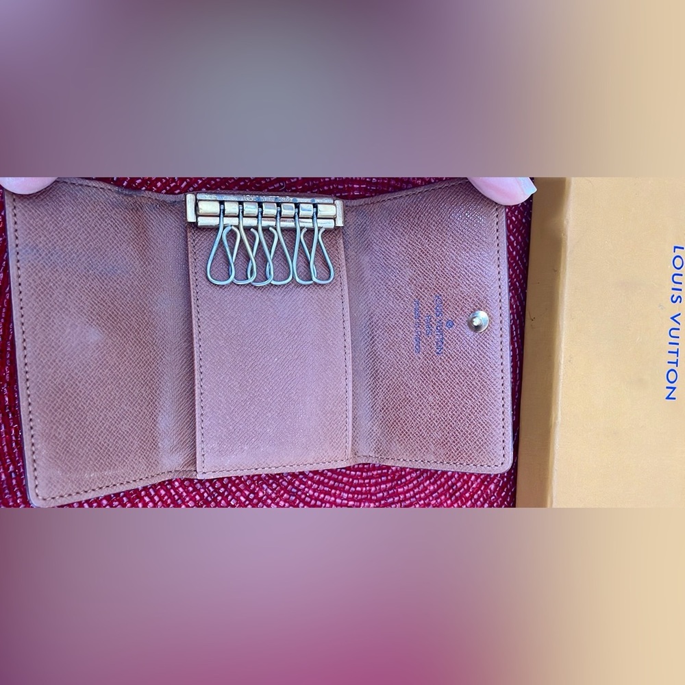 Louis Vuitton 4 Key/ card Holder. Preowned. Excellent condition with a box . - Picture 3 of 6